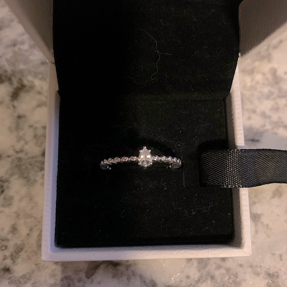 Delicate sterling silver ring - Picture 1 of 5